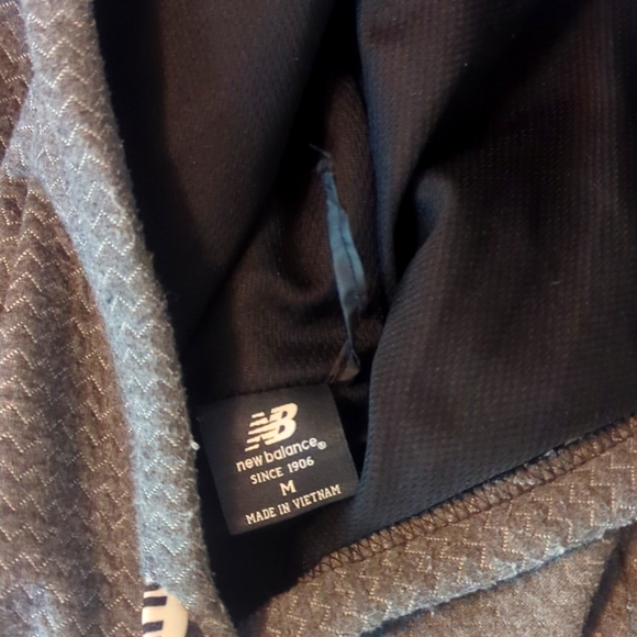 NEW BALANCE HOODIE GRAY, EXCELLENT USED CONDITION 🔥 - Picture 5 of 5